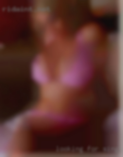 Looking single woman in MA for hookups   and possibly fwb.